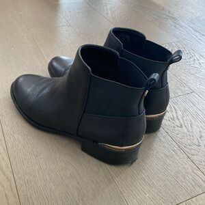 Aldo leather Chelsea boots gold heel